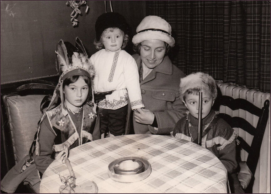 1966 год. Анн Голон с детьми. Слева направо Надин, Марина и Пьер